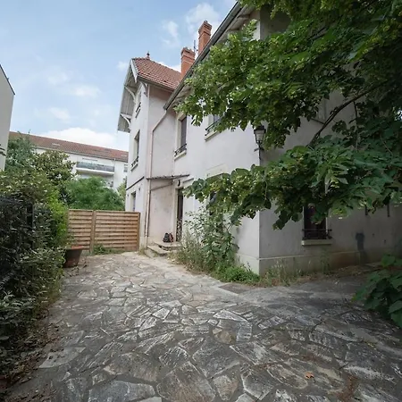 Modern 5 Min From Train Station
