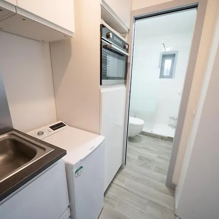 Modern 5 Min From Train Station Apartment *