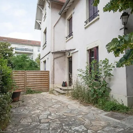 Modern 5 Min From Train Station